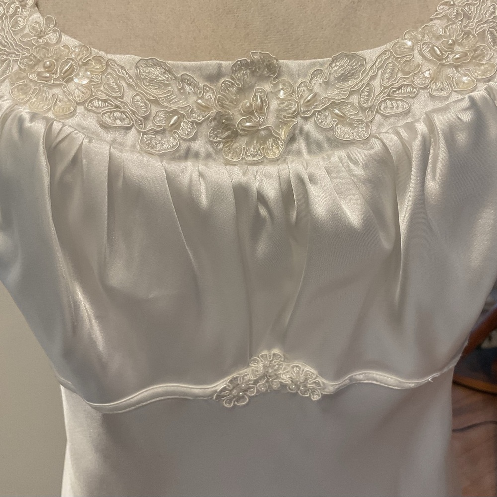 Linea Donatella White Satin Chemise + Robe - Picture 9 of 16